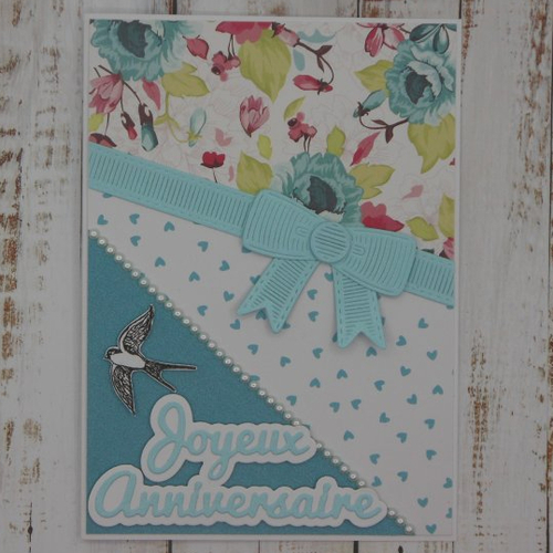 Carte anniversaire tons de bleu fleuri coeurs et noeud hirondelle et perles fait main