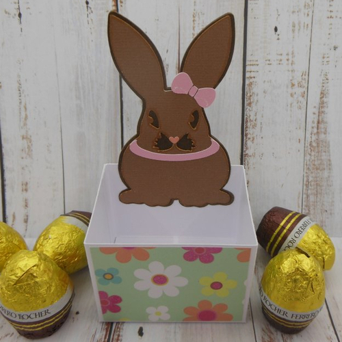 Contenant pour friandises chocolats de pâques lapin noeud rose décor fleurs de printemps fait main