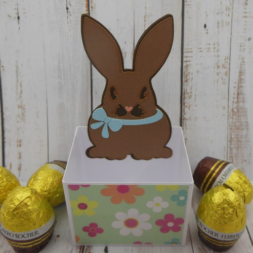 Contenant pour friandises chocolats de pâques lapin noeud bleu décor fleurs de printemps fait main