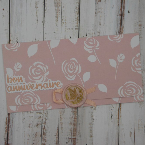 Pochette cadeau anniversaire avec sceau de cire papillon fond roses blanches pour billet, chèque, place de spectacle fait main