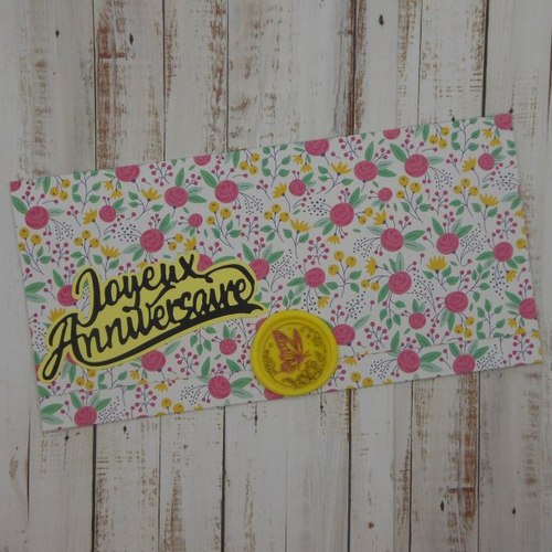 Pochette cadeau anniversaire avec sceau de cire papillon fleurs roses et jaunes pour billet, chèque, place de spectacle fait main