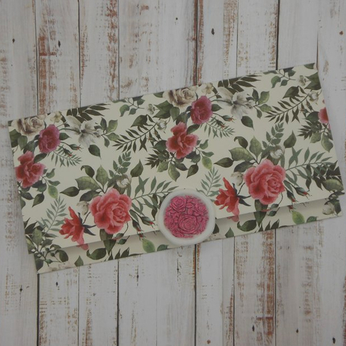 Pochette cadeau toute occasion avec sceau de cire blanc roses fond roses blanches pour billet, chèque, place de spectacle fait main