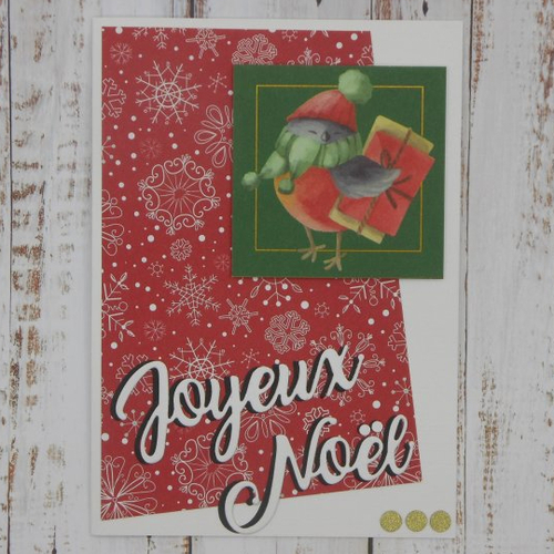 Carte de voeux joyeux noël oiseau facteur fond rouge flocons