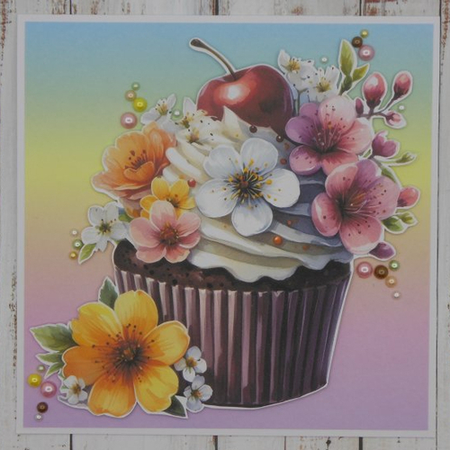 Carte toute occasion 15 x 15 cupcake fleuri fond bleu jaune rose mauve fait main