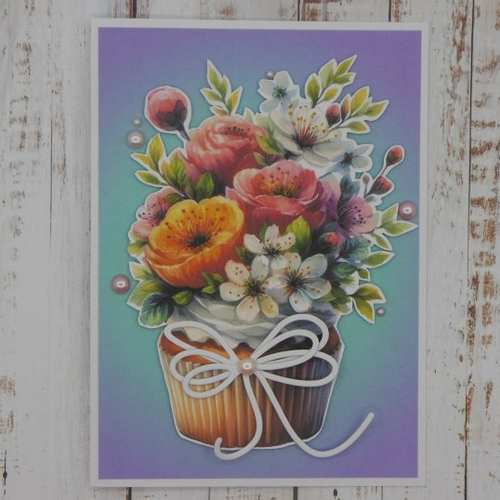 Carte toute occasion cupcake fleuri fond bleu mauve et noeud fait main