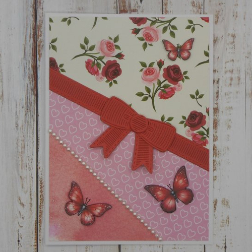 Carte toute occasion tons de rose rouge coeurs, roses papillons noeud et perles fait main