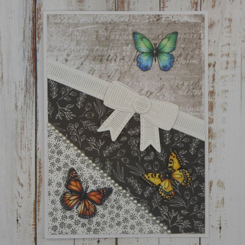 Carte toute occasion noir blanc gris fleuri, papillons multicolores noeud et perles fait main