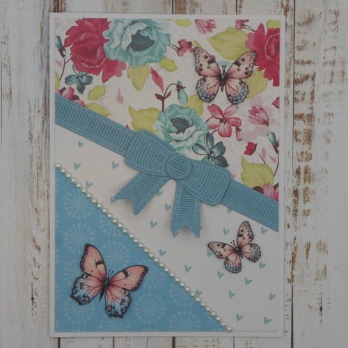 Carte toute occasion noir bleu et rose fleuri, papillons noeud et perles fait main