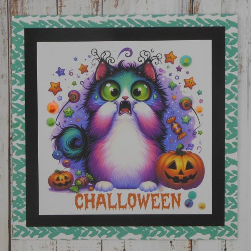 Carte chat multicolore halloween horrifié, fond noir et vert fait main