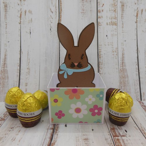 Contenant pour friandises chocolats de pâques lapin noeud bleu décor fleurs de printemps fait main