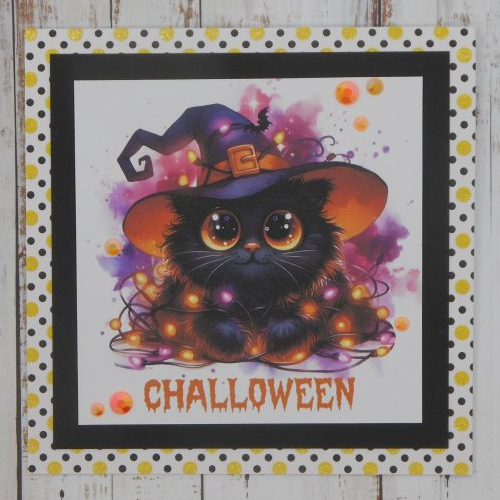 Carte chat halloween couché dans une guirlande orange et violet, fond noir et jaune fait main