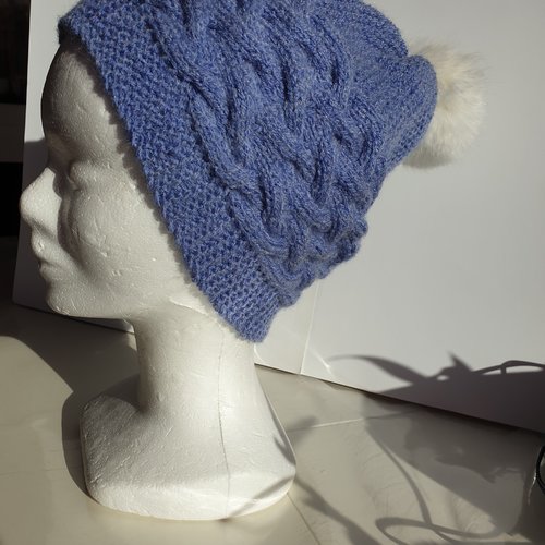 Bonnet pour femme ou ado, coloris bleu, tricoté à la main avec une très jolie torsade horizontale et pompon blanc