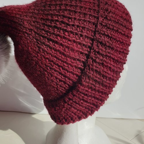 Bonnet à revers pour femme ou ado, coloris bordeau, tricoté à la main avec pompon gris clair