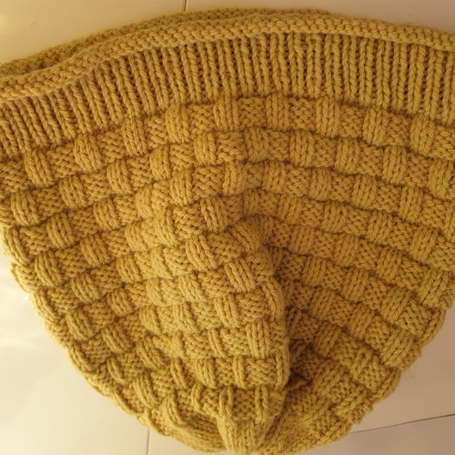 Bonnet homme, coloris moutarde, tricoté à la main avec un joli jeu de damier