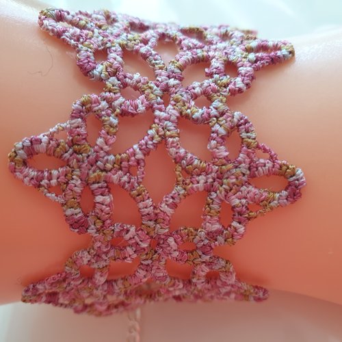 Bracelet dentelle multicolor, dominante rose, pour poignet ou cheville