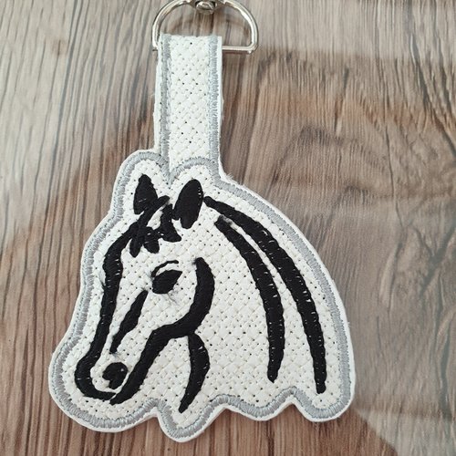 Porte clés en simili brodé motif tête de cheval