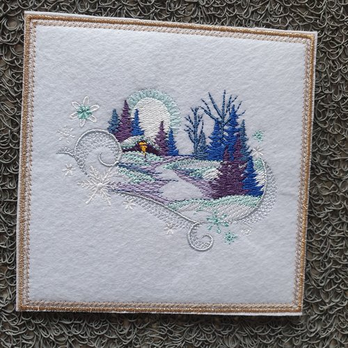 Carte de vœux en feutrine brodée – modèle “forêt enchantée”