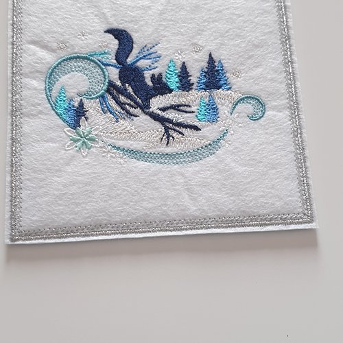 Carte de vœux en feutrine brodée – modèle “ecureuil”