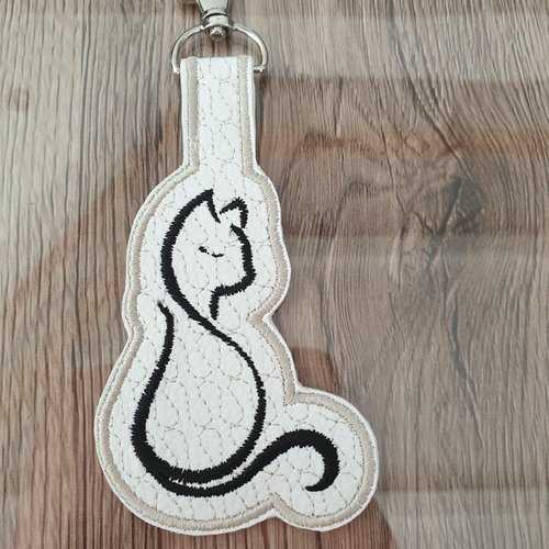 Porte clé en simili brodé chat stylisé