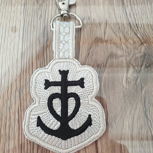 Porte clés en simili, brodé croix de camargue