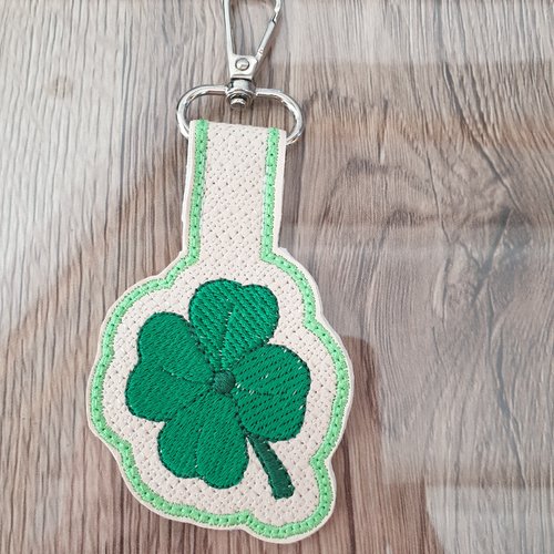 Porte-clé trèfle à quatre feuilles brodé – porte-bonheur fait main