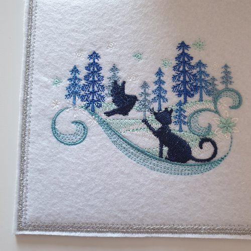 Carte de vœux en feutrine brodée – modèle “forêt enchantée & silhouettes câlines”