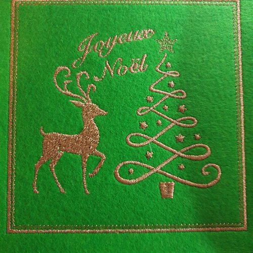 Carte en feutrine brodée cerf et sapin