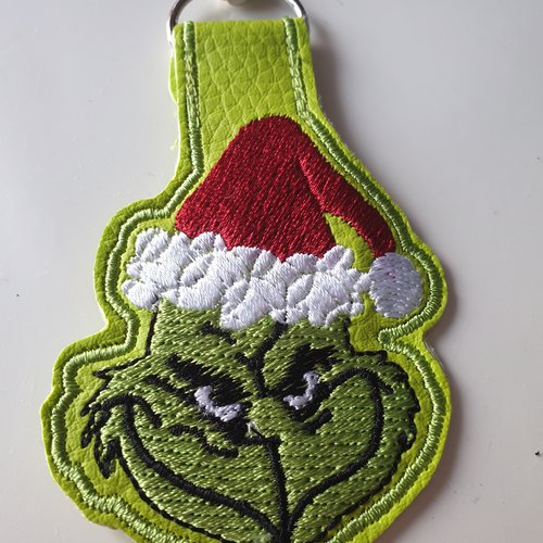 Porte-clés en simili cuir brodé – créature malicieuse au bonnet de noël