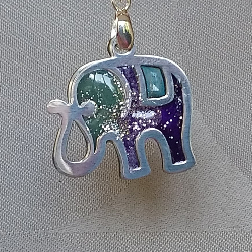 Éléphant en violet et paillettes