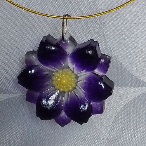 Fleur de résine violette et cœur jaune
