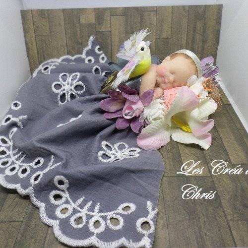 Totalement inédit bébé habillé en tissu endormi sur son oreiller de fleurs.