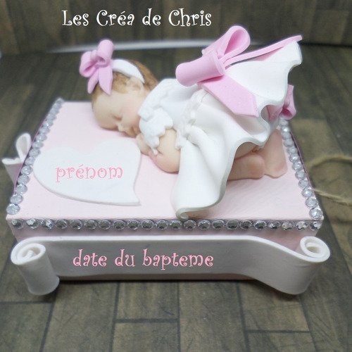 Sujet de baptême bébé fille dans boîte à cadeau