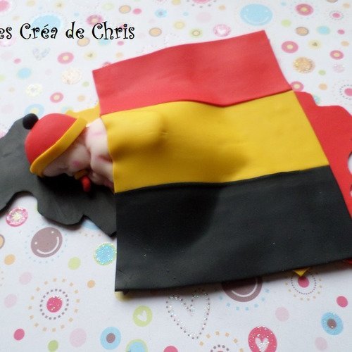 Bébé fimo mixte endormi sur son drapeau "belge".