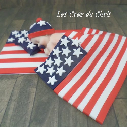 Bébé fimo mixte endormi sur son drapeau americain.