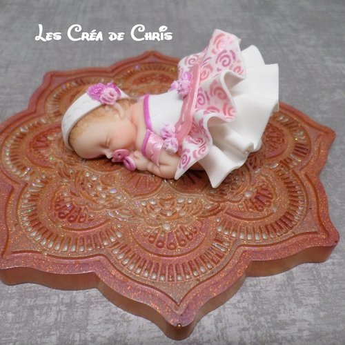 Centre de table, support bébé mandala et son bébé à motifs roses en fimo.