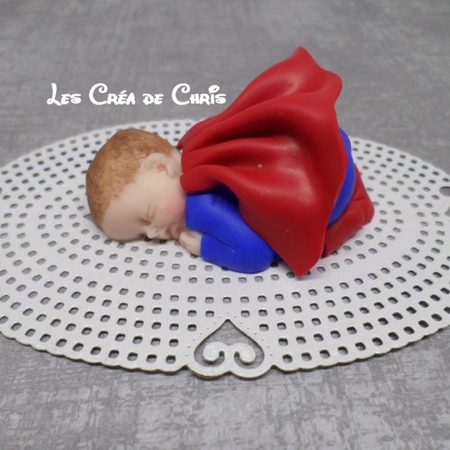 Bébé fimo garçon super héro.