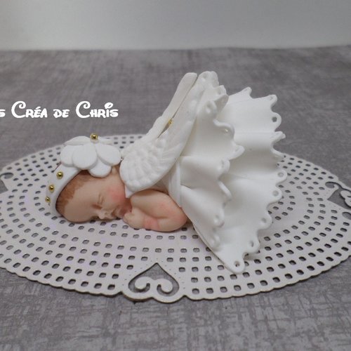 Bébé fimo fille ange tenue de baptême.