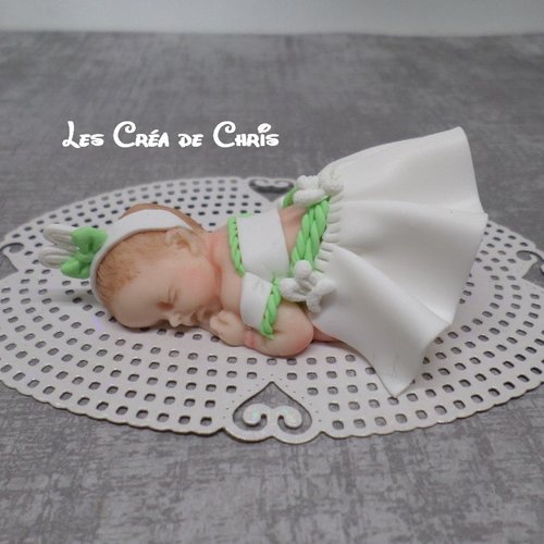 Bébé fille fimo en tenue de baptême.