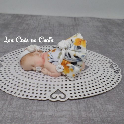 Bébé fille fimo jupe fleurie.
