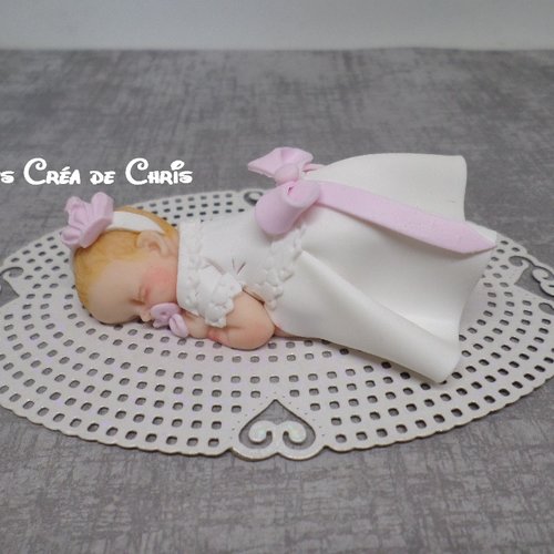 Bébé fille fimo en tenue de baptême.