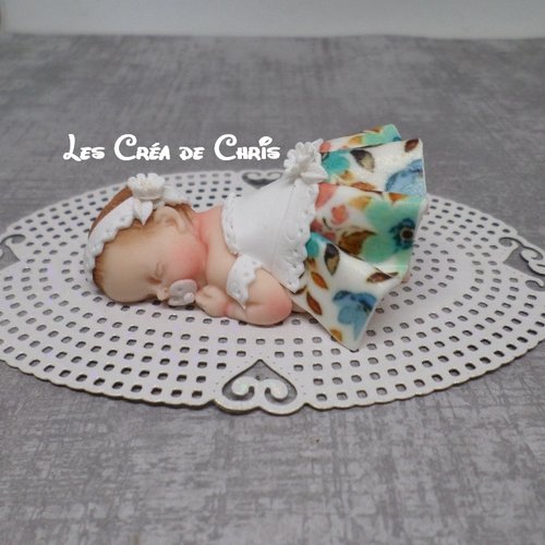 Bébé fille fimo jupe fleurie.