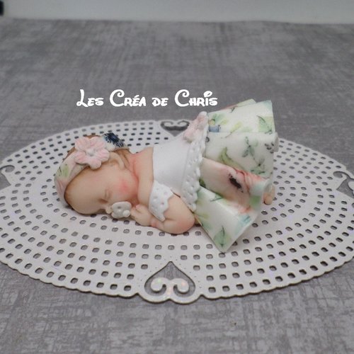 Bébé fille fimo jupe fleurie.