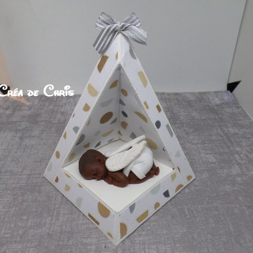 Petit tipi avec son bébé.