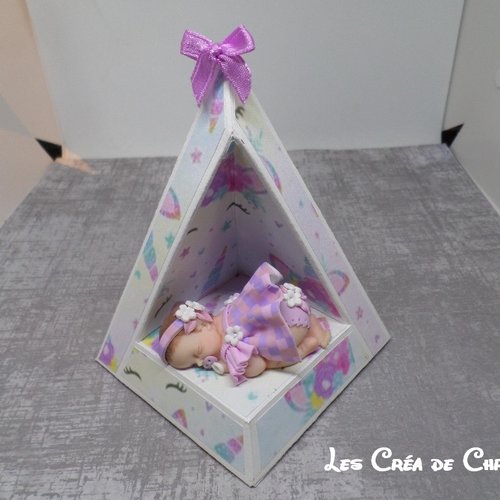 Petit tipi avec son bébé.