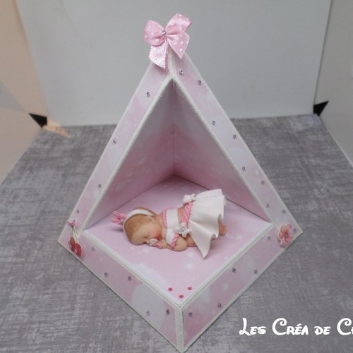 Grand tipi avec son bébé.