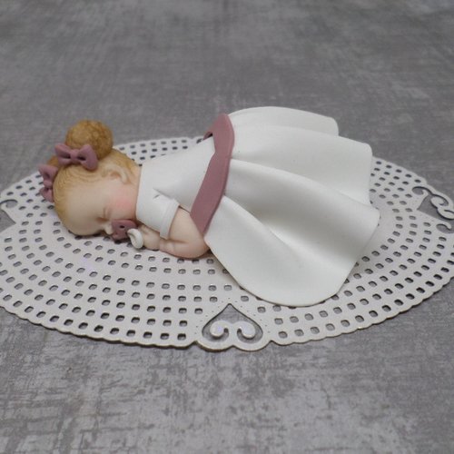Bébé fimo fille tenue de baptême.