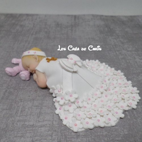 Bébé fimo fille tenue de baptême endormie sur son ourson.