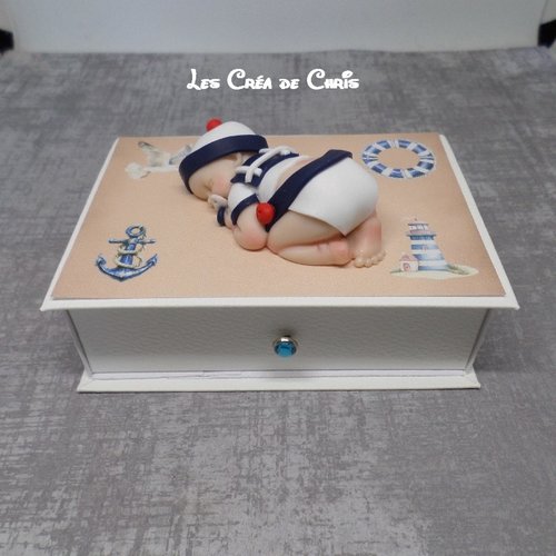 Boite livre avec son bébé.