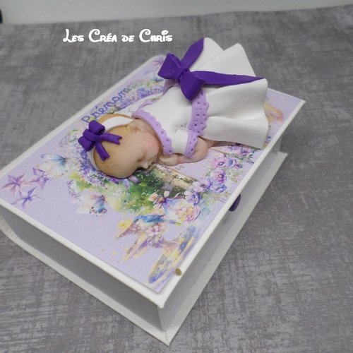 Boite livre avec son bébé.