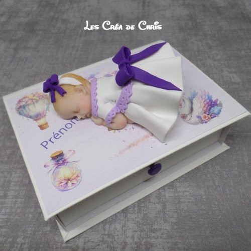 Boite livre avec son bébé.